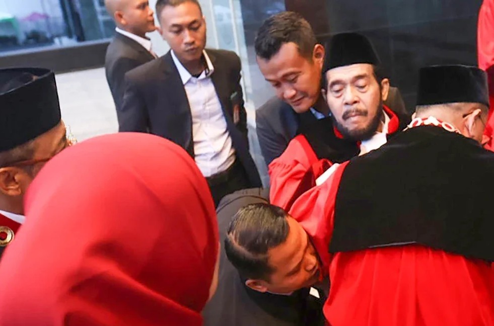 Usai Prosesi Purnabakti, Anwar Usman Tiba-tiba Jatuh Pingsan