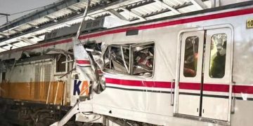 Kereta Jarak Jauh dan KRL Commuter Line Bertabrakan di Stasiun Bekasi Timur