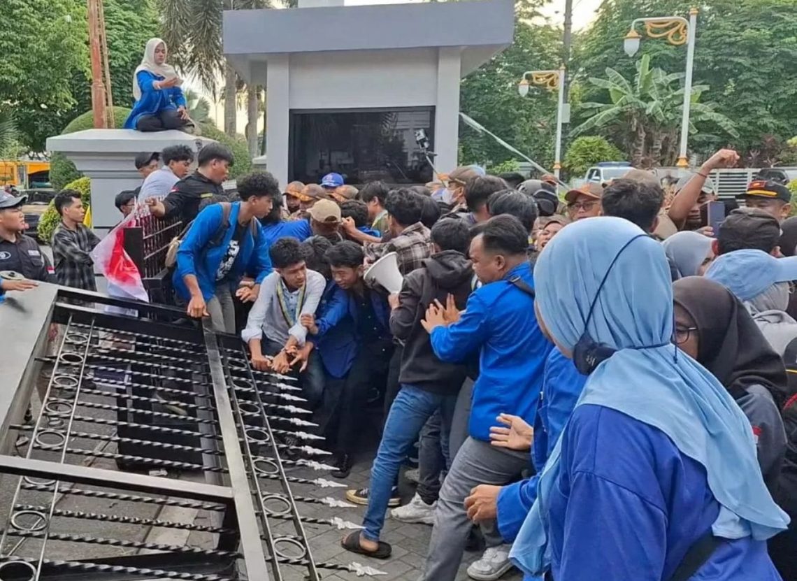 Massa Aksi 21 April di Kaltim Lumuri Pagar DPRD dengan Oli, Sampaikan Tiga Tuntutan