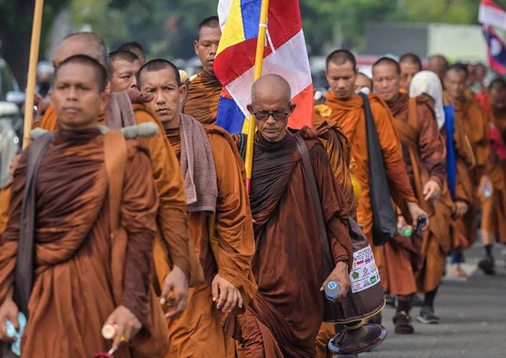 Biksu 4 Negara Jalan Kaki 660 Km ke Borobudur Sambut Waisak 2026