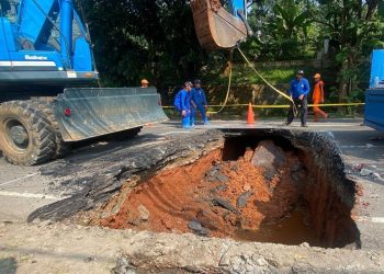 Jalan Raya Lenteng Agung Ambles, Arus Lalu Lintas ke Depok Tersendat