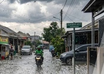 Angin Kencang Disertai Hujan Es Hantam Jatiasih Bekasi