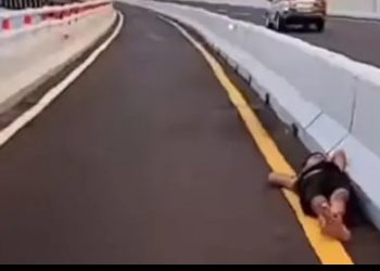 Pria Diduga Mabuk Tertidur di Jalur Motor Tol Bali Mandara, Pengendara Sempat Panik