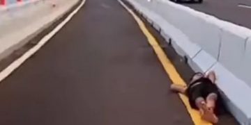 Pria Diduga Mabuk Tertidur di Jalur Motor Tol Bali Mandara, Pengendara Sempat Panik