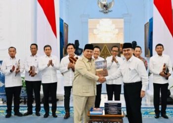 Momen Prabowo Terima 10 Buku Hasil Kerja Komisi Reformasi Polri