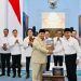 Momen Prabowo Terima 10 Buku Hasil Kerja Komisi Reformasi Polri