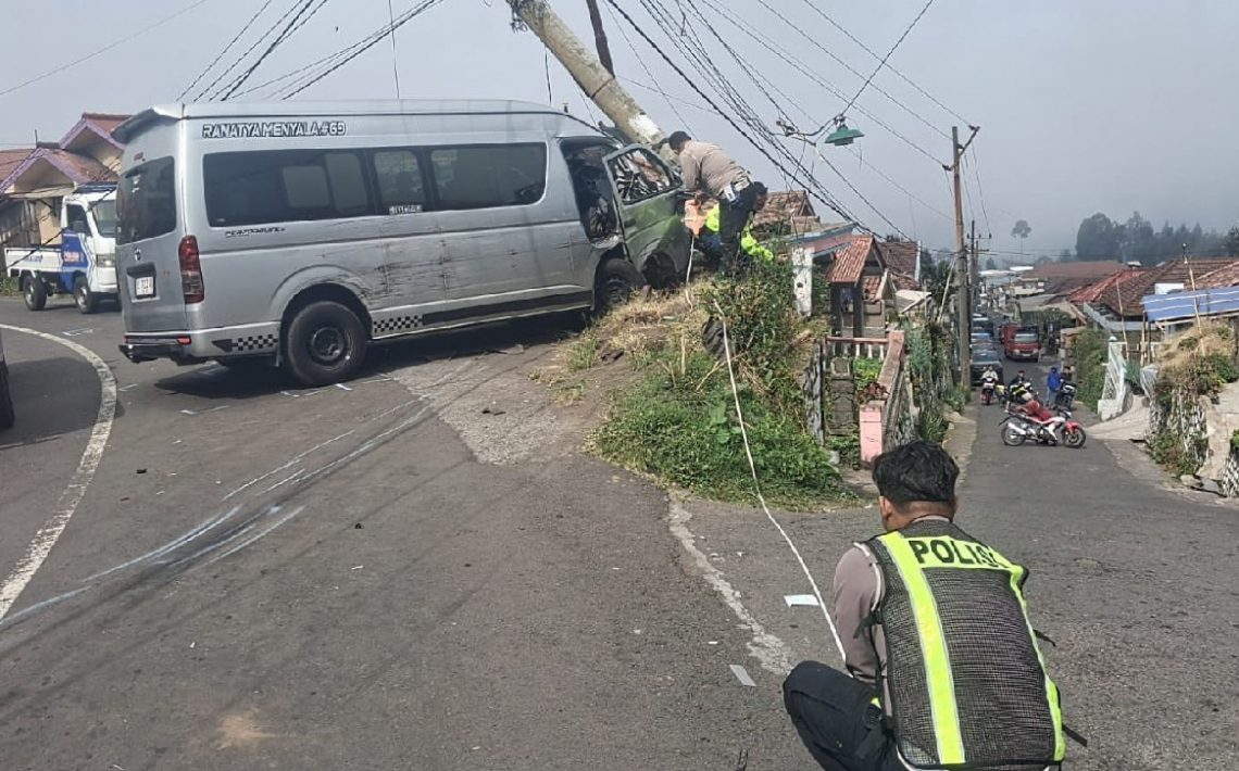 Hiace Hilang Kendali di Jalur Bromo, Empat Kendaraan Terlibat Kecelakaan