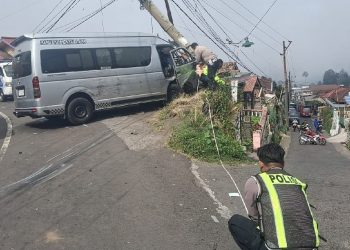 Hiace Hilang Kendali di Jalur Bromo, Empat Kendaraan Terlibat Kecelakaan