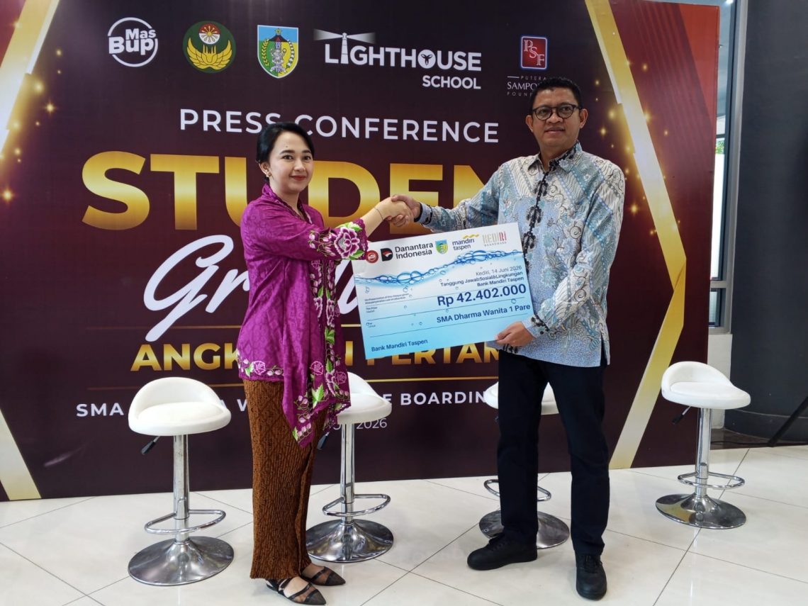 CSR Bank Mandiri Taspen Hadirkan Mesin Air Siap Minum untuk SMA Dharma Wanita 1 Pare