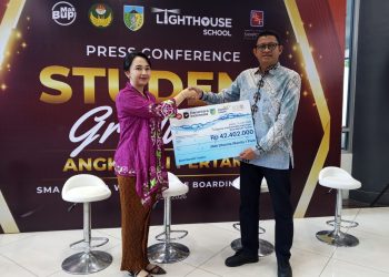 CSR Bank Mandiri Taspen Hadirkan Mesin Air Siap Minum untuk SMA Dharma Wanita 1 Pare