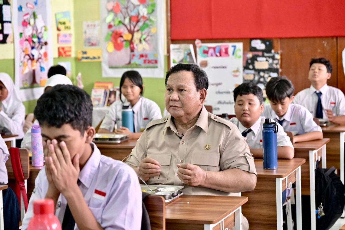Prabowo Santap Makan Bergizi Gratis Bersama Siswa Saat Kunjungi SMPN 111 Jakarta