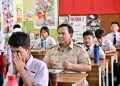 Prabowo Santap Makan Bergizi Gratis Bersama Siswa Saat Kunjungi SMPN 111 Jakarta