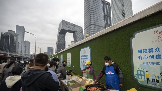 Pedagang Mengeluh Sepi Pembeli, Sektor Industri China Tetap Bersinar