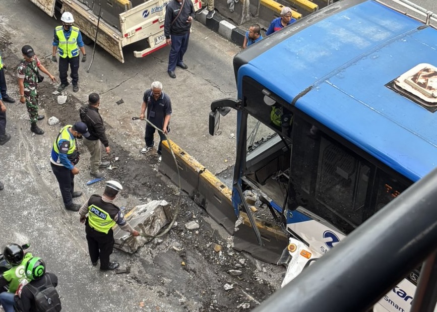 Bus TransJakarta Tabrak Separator, Sejumlah Rute Sempat Terdampak