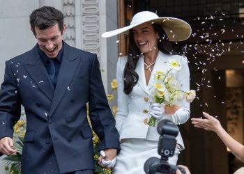 Setelah Dua Tahun Berpacaran, Dua Lipa dan Callum Turner Resmi Menikah