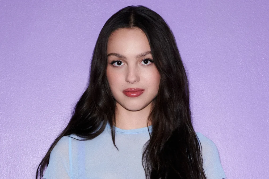Olivia Rodrigo Mengaku Sulit Mendengar dengan Telinga Kiri