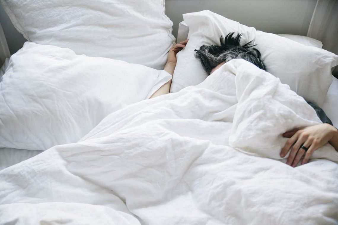 Sering Rebahan Seharian? Ini Penjelasan Apakah Termasuk Self-Care