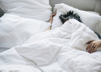 Sering Rebahan Seharian? Ini Penjelasan Apakah Termasuk Self-Care