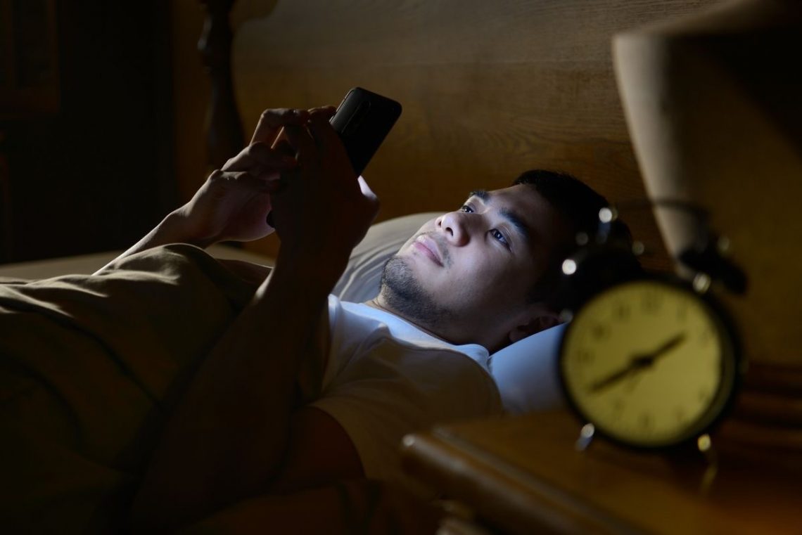 Kebiasaan Main HP Sebelum Tidur Bisa Ganggu Kesehatan, Ini Alasannya