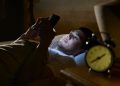 Kebiasaan Main HP Sebelum Tidur Bisa Ganggu Kesehatan, Ini Alasannya