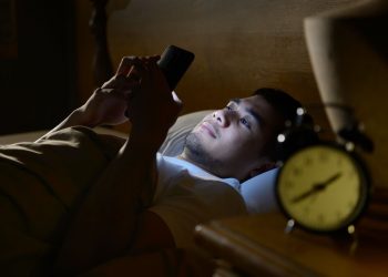 Kebiasaan Main HP Sebelum Tidur Bisa Ganggu Kesehatan, Ini Alasannya