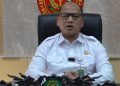 Kejagung Buka Suara soal Penggeledahan Polisi, Imbau Publik Tak BerspekulasiMetapos.id, Jakarta – Kejaksaan Agung (Kejagung) memberikan tanggapan atas penggeledahan yang dilakukan penyidik kepolisian dalam penyidikan kasus dugaan korupsi. Kejagung menegaskan menghormati proses hukum yang sedang berlangsung serta mengimbau masyarakat agar tidak terburu-buru menyimpulkan informasi yang belum dipastikan kebenarannya.  Kepala Pusat Penerangan Hukum (Kapuspenkum) Kejagung, Anang Supriatna, mengatakan lembaganya masih menunggu hasil penyidikan yang dilakukan kepolisian, termasuk temuan dari penggeledahan, barang bukti yang diamankan, hingga pihak-pihak yang nantinya berkaitan dengan perkara tersebut.  “Kejaksaan Agung menunggu hasil penyidikan yang sedang dilakukan oleh penyidik Kepolisian, termasuk mengenai objek penggeledahan, barang bukti, maupun pihak-pihak yang dikaitkan dalam proses tersebut,” kata Anang, Kamis (9/7/2026).  Anang juga mengajak masyarakat untuk tidak mudah mempercayai informasi yang beredar di media sosial hingga menimbulkan penilaian terhadap individu maupun institusi tertentu. Menurutnya, setiap perkara harus diproses dengan tetap menjunjung tinggi asas praduga tak bersalah.  Ia menegaskan penegakan hukum harus dilaksanakan berdasarkan alat bukti yang sah dan sesuai ketentuan hukum yang berlaku. Oleh sebab itu, masyarakat diminta menunggu informasi resmi dari aparat penegak hukum.  “Kami meyakini bahwa setiap proses penegakan hukum dilakukan berdasarkan alat bukti yang sah dan mekanisme hukum yang berlaku,” ujarnya.  Lebih lanjut, Kejagung menegaskan komitmennya untuk mendukung penegakan hukum yang profesional, objektif, transparan, dan akuntabel guna mewujudkan kepastian hukum, keadilan, serta memberikan manfaat bagi masyarakat.  Sementara itu, Polri masih mendalami informasi yang mengaitkan rumah di kawasan Sentul, Kabupaten Bogor, yang digeledah penyidik dengan Jaksa Agung Muda Tindak Pidana Khusus (Jampidsus), Febrie Adriansyah. Dugaan tersebut muncul setelah beredarnya foto yang disebut-sebut menampilkan Febrie bersama keluarganya di rumah tersebut.  Kepala Kortastipidkor Polri, Irjen Pol. Totok Suharyanto, mengatakan penyidik masih melakukan pendalaman sehingga belum dapat memastikan kebenaran informasi yang beredar.  “Saat ini masih didalami. Mohon waktu,” kata Totok.  Ia juga meminta masyarakat menunggu hasil penyidikan saat ditanya mengenai identitas sosok yang terdapat dalam foto yang beredar.  Sebelumnya, Rabu (8/7/2026), penyidik Kortastipidkor Polri menggeledah sebuah rumah di kawasan Sentul dan menyita sejumlah aset berupa 74 kilogram emas batangan, 4.767.300 dolar Amerika Serikat, 14.083.800 dolar Singapura, serta uang tunai Rp100 juta. Total nilai barang bukti tersebut diperkirakan mencapai Rp476 miliar.  Hingga kini, kepolisian belum menyampaikan adanya keterkaitan rumah maupun barang bukti yang disita dengan pihak tertentu. Penyidikan masih terus berlangsung untuk mengungkap seluruh fakta dalam perkara tersebut.