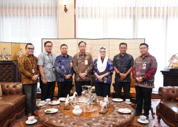 Sinergi Bank Mandiri Taspen dan PT Taspen Salurkan Santunan kepada Keluarga Rahmad Gobel