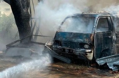 Bahaya Membakar Sampah Saat Kemarau, Mobil dan Warung di Kronjo Dilalap Api