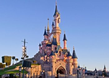 Cuaca Ekstrem Terjang Prancis, Disneyland Paris Hentikan Atraksi Outdoor