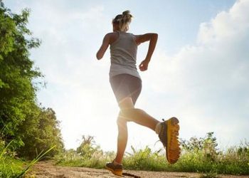 Jalan Menanjak vs Lari, Mana yang Lebih Baik untuk Jantung dan Stamina?