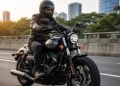 Sering Berkendara Pakai Helm? Begini Cara Cegah Rambut Lepek dan Ketombe