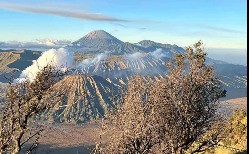 Gunung Bromo Dibuka Kembali Setelah Kebakaran Padam