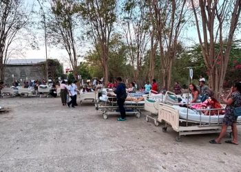 Situasi RS Siloam Labuan Bajo NTT setelah Gempa M 7.7 , Pasien Diungsikan keluar ruangan (Sumber: X/@NaraSenyap)