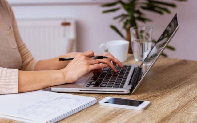 Ilustrasi Work From Home (WFH)