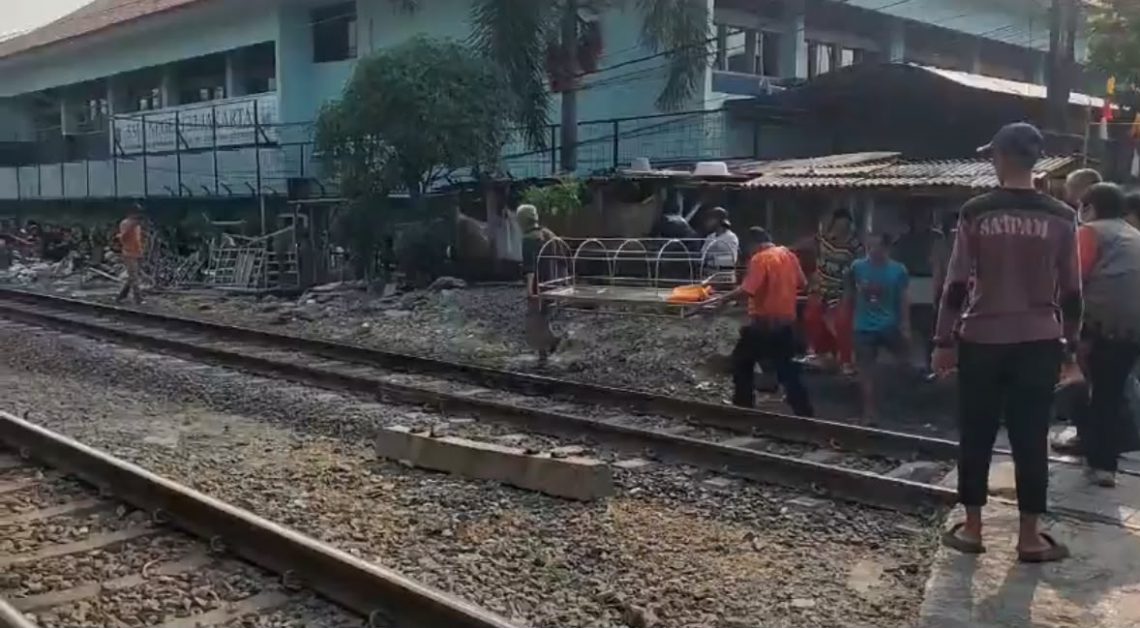 Lansia 80 tahun bernama Ishak tewas setelah terserempet KRL Bogor-Jakarta di Kebon Baru, Tebet, Jakarta Selatan.