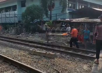 Lansia 80 tahun bernama Ishak tewas setelah terserempet KRL Bogor-Jakarta di Kebon Baru, Tebet, Jakarta Selatan.