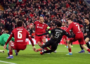 Andoni Iraola menilai masalah pertahanan Liverpool bukan semata soal gelandang bertahan dan bisa diperbaiki melalui koordinasi seluruh tim.