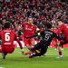 Andoni Iraola menilai masalah pertahanan Liverpool bukan semata soal gelandang bertahan dan bisa diperbaiki melalui koordinasi seluruh tim.
