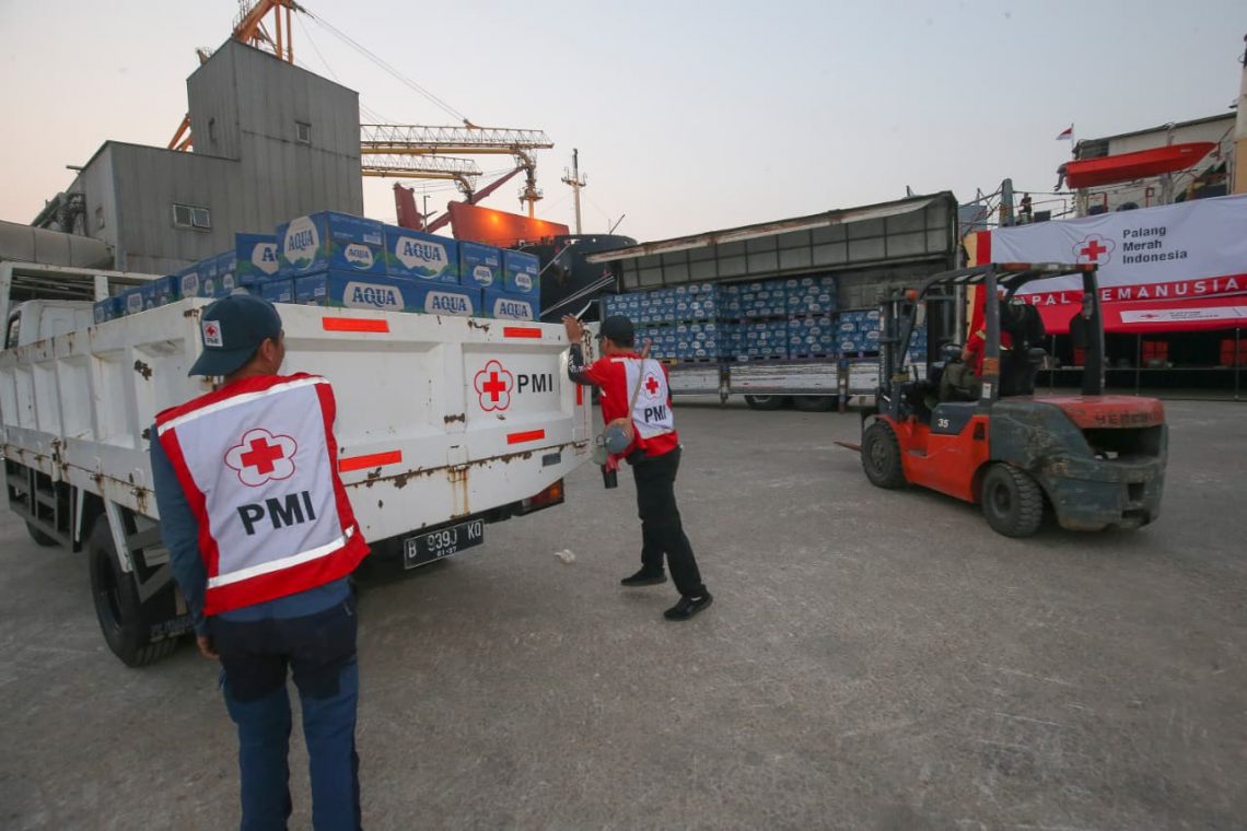 Danone Indonesia bersama PMI menyalurkan bantuan Rp1 miliar, 53.000 botol AQUA, dan produk nutrisi untuk warga terdampak gempa NTT