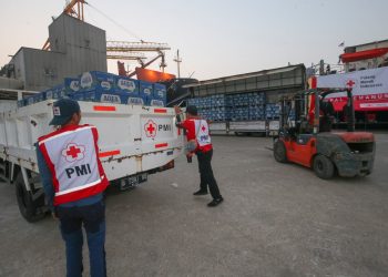Danone Indonesia bersama PMI menyalurkan bantuan Rp1 miliar, 53.000 botol AQUA, dan produk nutrisi untuk warga terdampak gempa NTT