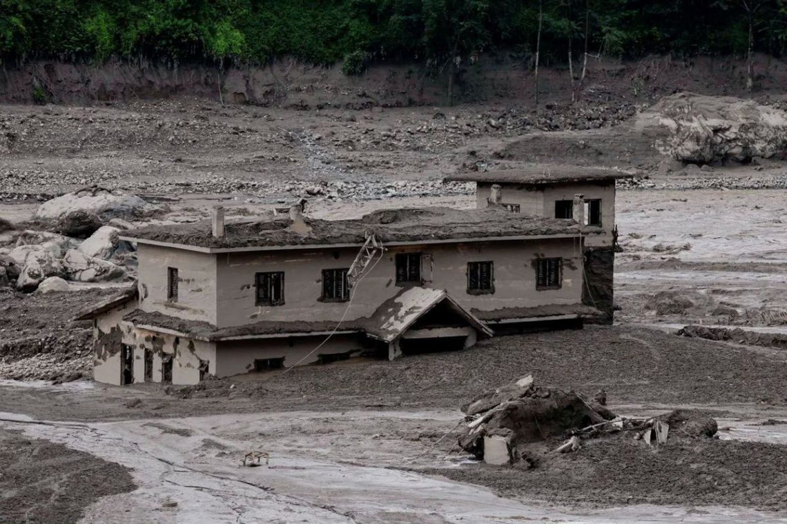 Banjir bandang di Nepal terjadi tanpa hujan deras. Ilmuwan menduga longsoran batu dan es menjadi pemicu utama bencana dahsyat tersebut. (Foto: X/MarioNawfal)