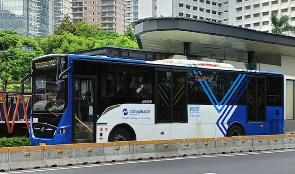 Transjakarta menghentikan sementara tujuh rute pada Jumat, 28 Agustus 2026, serta mengalihkan sejumlah layanan akibat kondisi di lapangan.