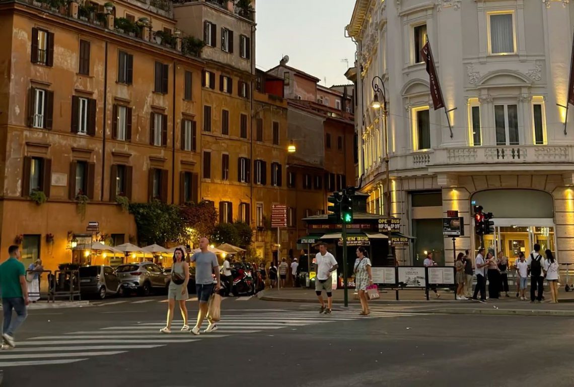 Italia menyiapkan aturan yang memungkinkan pejalan kaki didenda lebih dari 75 euro karena menggunakan ponsel saat menyeberang jalan.