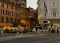 Italia menyiapkan aturan yang memungkinkan pejalan kaki didenda lebih dari 75 euro karena menggunakan ponsel saat menyeberang jalan.