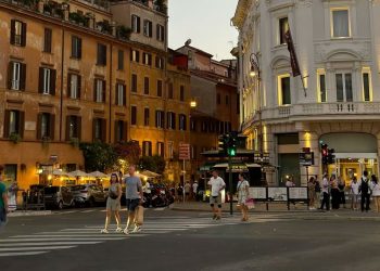 Italia menyiapkan aturan yang memungkinkan pejalan kaki didenda lebih dari 75 euro karena menggunakan ponsel saat menyeberang jalan.