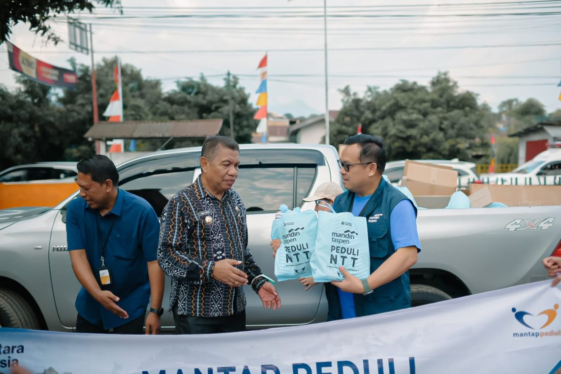 Bank Mandiri Taspen melalui Mantap Peduli NTT menyalurkan 500 paket makanan dan 127 selimut bagi warga terdampak gempa di Ende.