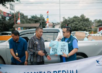Bank Mandiri Taspen melalui Mantap Peduli NTT menyalurkan 500 paket makanan dan 127 selimut bagi warga terdampak gempa di Ende.
