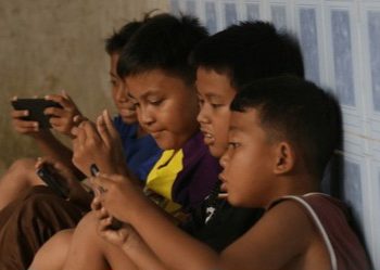 Anak Indonesia Habiskan Berjam-jam di Depan Layar, Ini Dampaknya