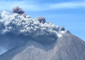 Sinabung Masih Siaga, Ratusan Warga Mengungsi dari Zona Merah