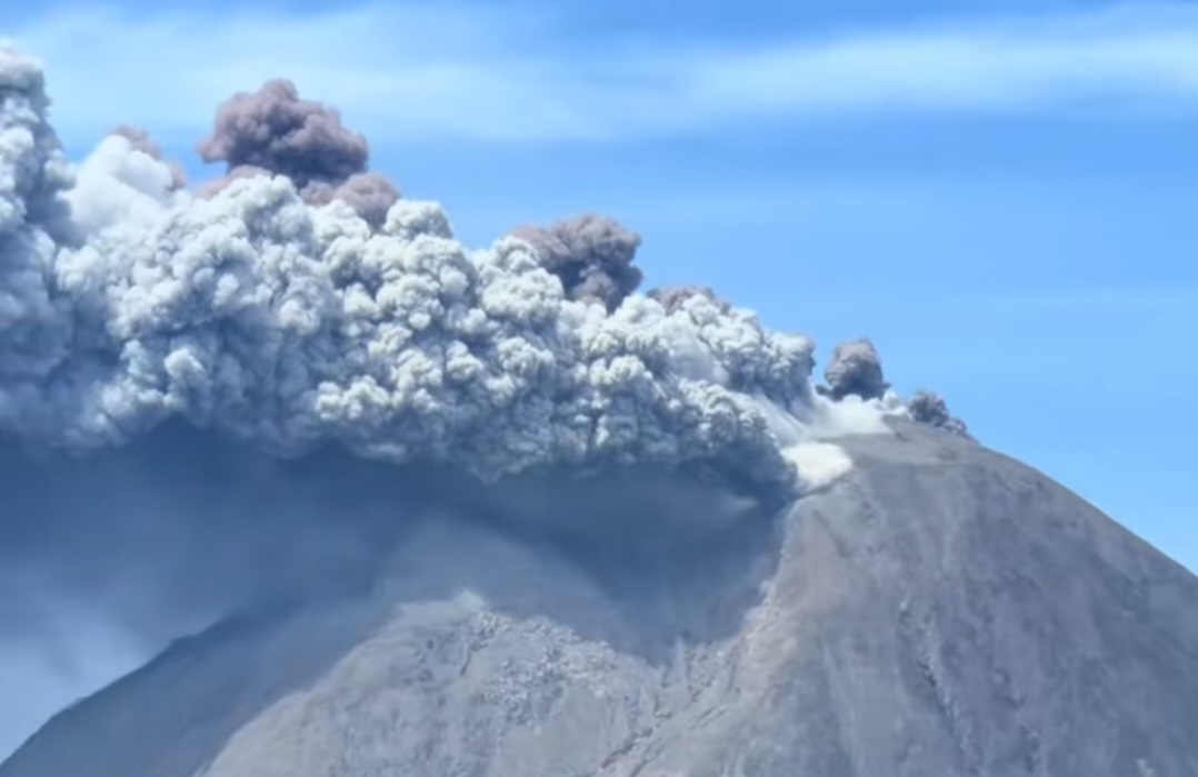 Sinabung Masih Siaga, Ratusan Warga Mengungsi dari Zona Merah